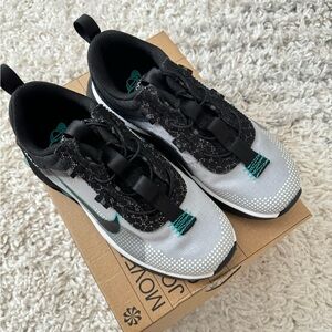 Boys NIKE AIR MAX 2021 SE (PS)
WOLF GREY/CLEAR JADE-BLACK 1Y